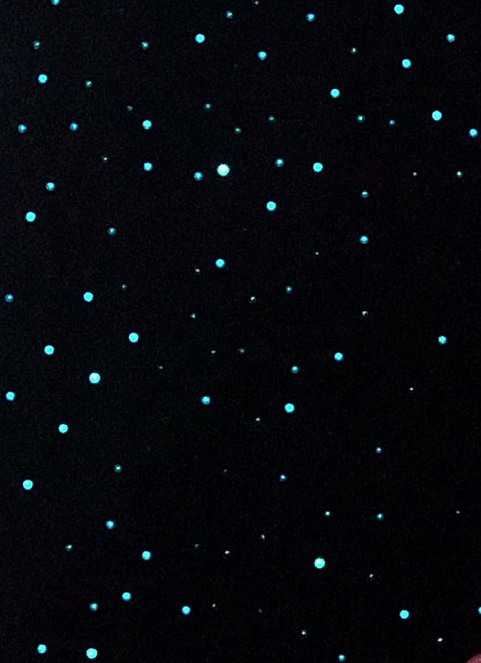 Anahí cantando en una presentación con RBD.