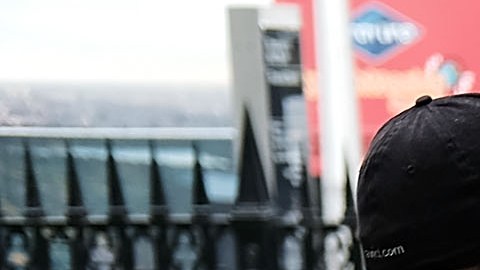 Algunos migrantes pudieron ser llevados a refugios, pero los que no encontraron espacio siguieron entrando y saliendo de la comisaría.
