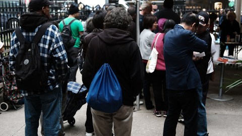 Algunos migrantes pudieron ser llevados a refugios, pero los que no encontraron espacio siguieron entrando y saliendo de la comisaría.