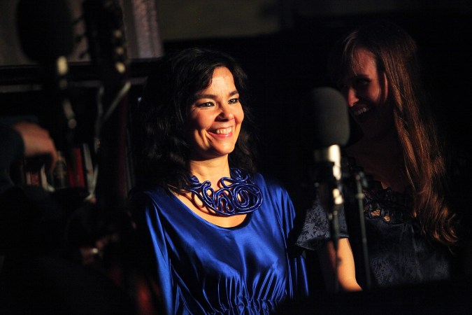 Bjórk en un evento de cuidado por el medio ambiente.