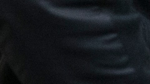 Tras forcejear con los oficiales, finalmente fue esposado y transportado en una camilla a una ambulancia.