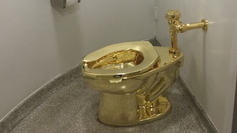 Imagen del inodoro de oro, creado por el artista italiano Maurizio Cattelan.