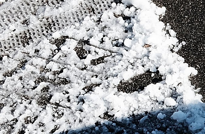 Un trabajador limpia una calle nevada en Brooklyn. (Foto de Spencer Platt/Getty Images)