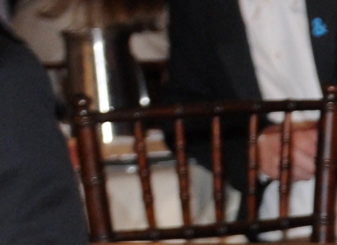 Britney Spears y Sam Asghari posando juntos en una ceremonia.