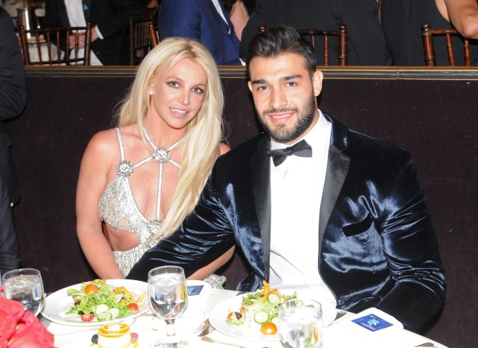 Britney Spears y Sam Asghari posando juntos en una ceremonia.