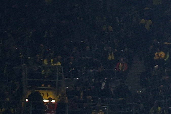 Hinchas del Dortmund lanzan lingotes falsos para criticar al Newcastle: "solo les importa el dinero"