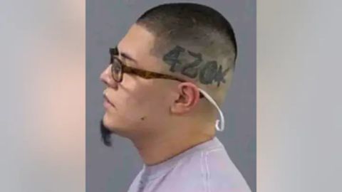 El presunto asesino tiene un tatuaje de "420" y una hoja de marihuana en el lado izquierdo de la cabeza.