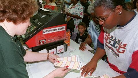 Mujer jugando al Powerball