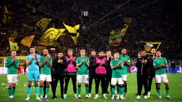 Hinchas del Dortmund lanzan lingotes falsos para criticar al Newcastle: "solo les importa el dinero"