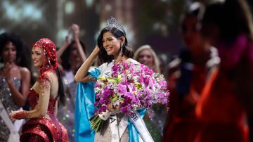 Miss Nicaragua, Sheynnis Palacios (c), reacciona luego de ser coronada como la nueva Miss Universe 2023.