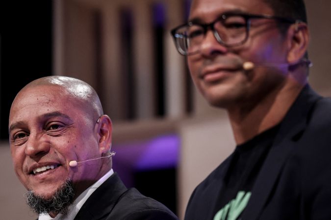 Brasileño Roberto Carlos lanza una red social "libre de acoso"