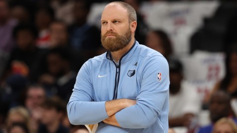 Multan con $25,000 dólares al entrenador de los Memphis Grizzlies por criticar a los árbitros