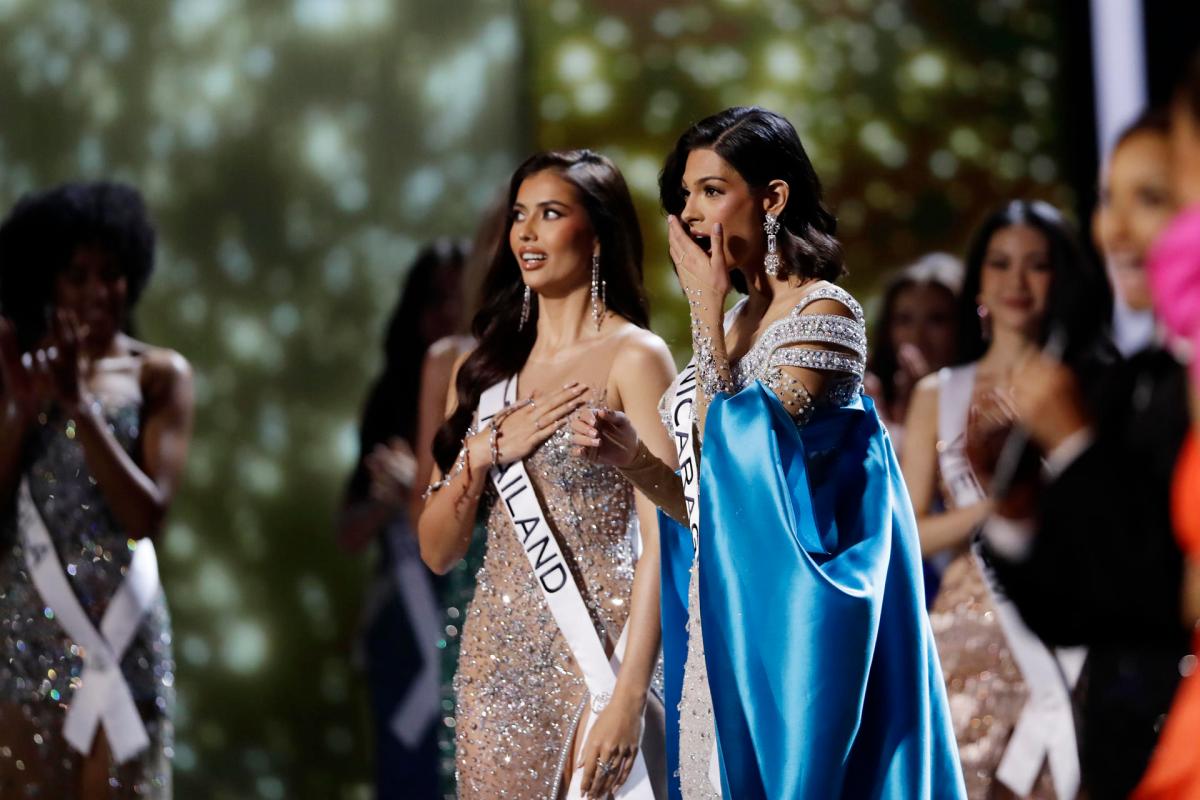 El top 2 final del Miss Universe 2023, Miss Tailandia, Anntonia Porsild (i), y Miss Nicaragua, Sheynnis Palacios, reaccionan tras conocer la ganadora.