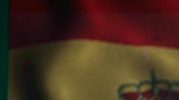 El español Fernando Alonso de Alpine celebra tras terminar tercero en el Gran Premio de Brasil.