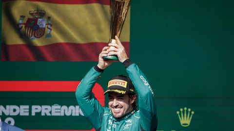 El español Fernando Alonso de Alpine celebra tras terminar tercero en el Gran Premio de Brasil.