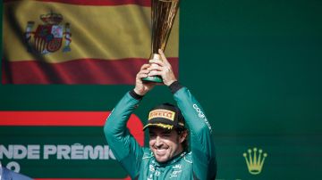 El español Fernando Alonso de Alpine celebra tras terminar tercero en el Gran Premio de Brasil.