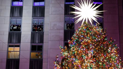 New York (United States), 30/11/2023.- The Rockefeller Christmas Tree is lit for the first time this season during the 91st lighting ceremony in New York, New York, USA, 29 November 2023. The 80-foot Norwegian spruce has about 50,000 lights. (Nueva York) EFE/EPA/SARAH YENESEL