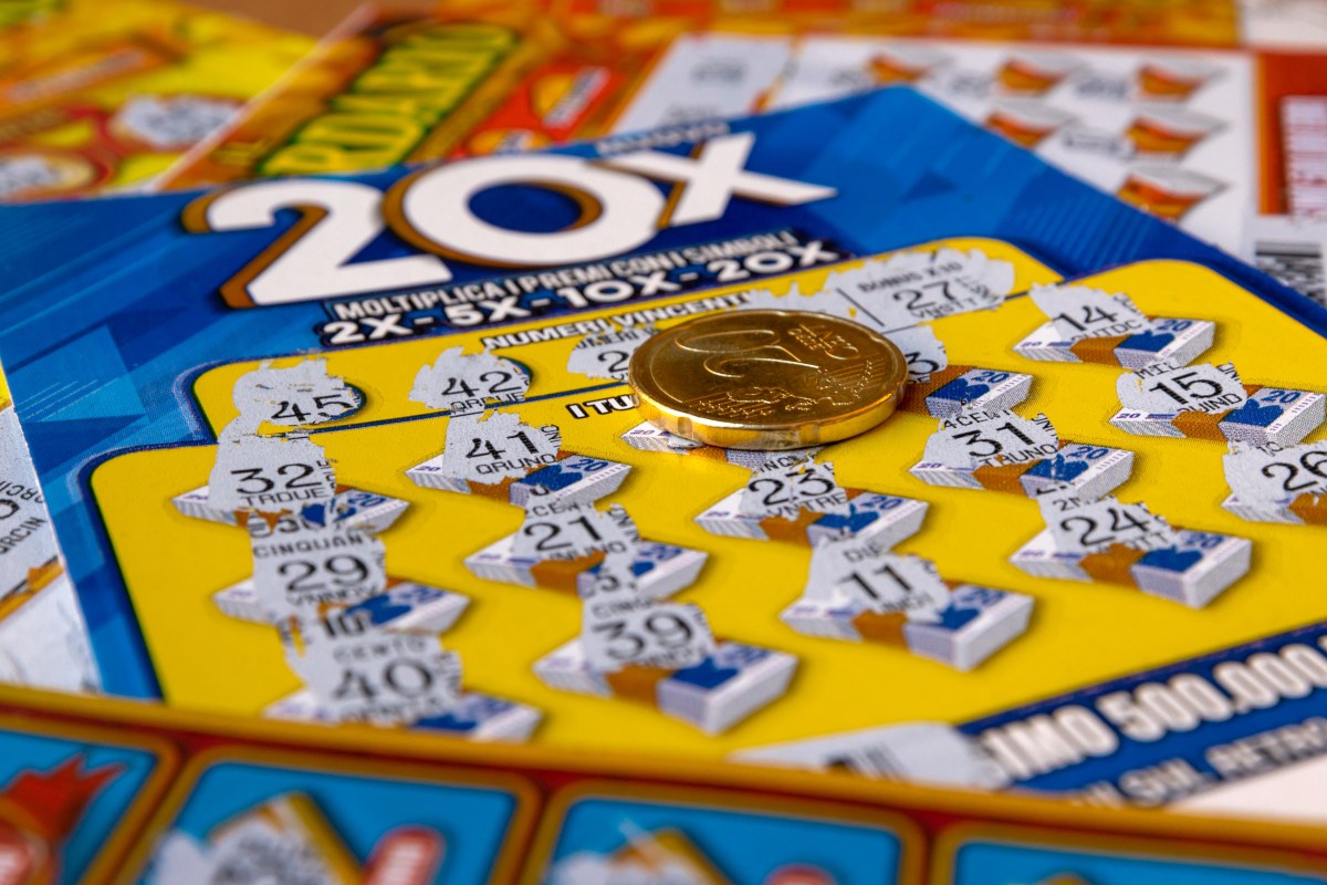 Mujer de la tercera edad recibe boleto de lotería de cumpleaños y gana ...