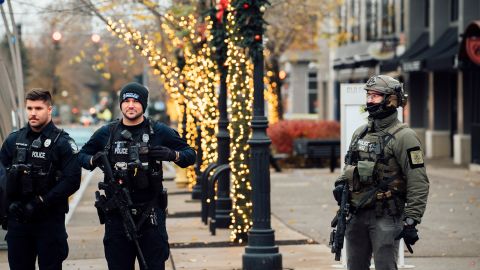 Niagara Falls (United States), 22/11/2023.- Police officers on a street corner near the Rainbow Bridge after a vehicle exploded at the Niagara Falls International Rainbow Bridge border crossing between the United States and Canada in Niagara Falls, New York, USA, 22 November 2023. At least two people have reportedly been killed in the explosion which happened earlier on Wednesday and all the bridges between the United States and Canada in the area have been closed. (Estados Unidos, Nueva York) EFE/EPA/PAT CRAY