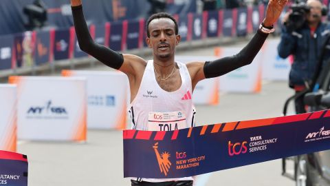 Tamirat Tola a su llegada a la meta del Maratón de Nueva York.