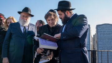 Javier Milei dejó un mensaje en la tumba del rabino Schneerson en su breve visita a Nueva York