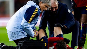 Gavi es atendido en el terreno de juego por el equipo médico de la selección española.
