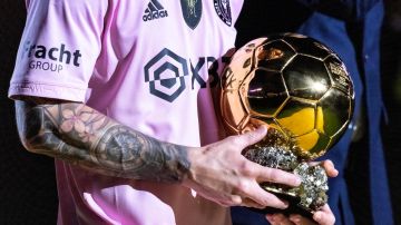 Lionel Messi presenta su octavo Balón de Oro.