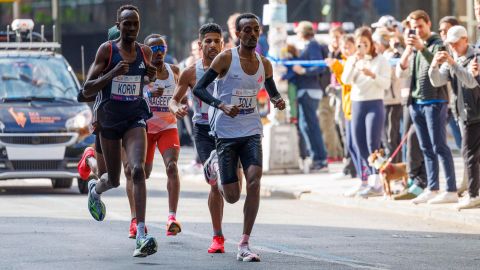 El keniano Albert Korir (I) y el etíope Tamirat Tola (D) en el Maratón de New York 2023.