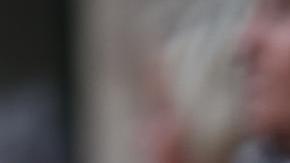 Un hincha viste una camiseta en honor a Sir Bobby Charlton.