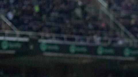 El delantero polaco del Barcelona, Robert Lewandowski (i), celebra uno de sus goles durante el partido entre el FC Barcelona y Deportivo Alavés.