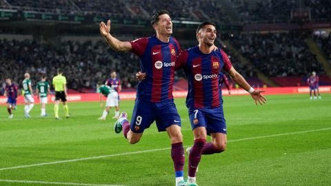 El delantero polaco del Barcelona, Robert Lewandowski (i), celebra uno de sus goles durante el partido entre el FC Barcelona y Deportivo Alavés.