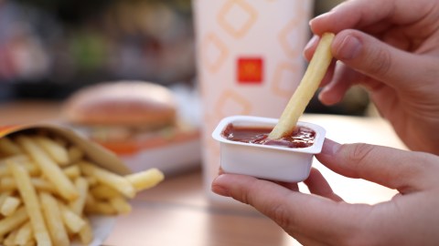 mcdonalds-paqutes-salsa-trabajador-cobro