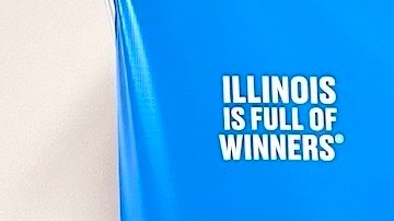 Abuelo gana $1 millón con raspadito