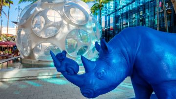 Palm Court en el distrito Miami Design con un proyecto de escultura patrocinado por Giorgio Armani en honor al Art Basel Miami.