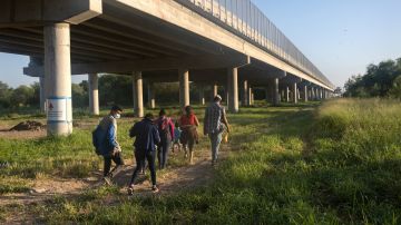Migrantes caminan hacia un puesto de control fronterizo en Texas.
