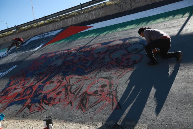 Con 70 murales plasmados a lo largo de 500 metros en el canal del río Bravo, frontera natural entre México y Estados Unidos, activistas y artistas se manifestaron este domingo contra los feminicidios, la violencia, el maltrato y otras problemáticas que sufren los migrantes en la región. (Foto: EFE/Luis Torres)