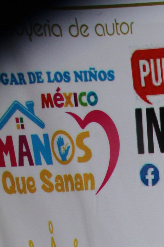 Alfredo Adame posando en un evento junto a su novia.