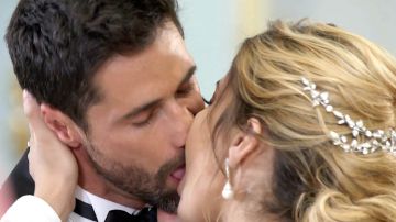 Este beso no fue actuado. En esta ceremonia de telenovela, Michelle y Matías se estaban casando de verdad.