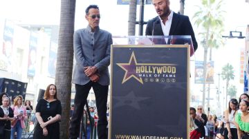 Marc Anthony junto a David Beckham en El Paseo de la Fama de Hollywood.
