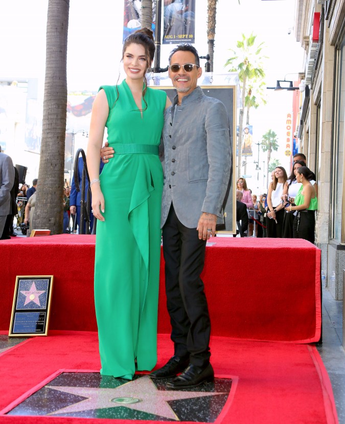 En la imagen aparecen Marc Anthony junto a su esposa Nadia Ferreira. / Foto de Mezcalent.