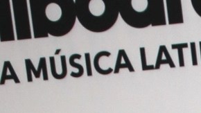 Pepe Aguilar posando