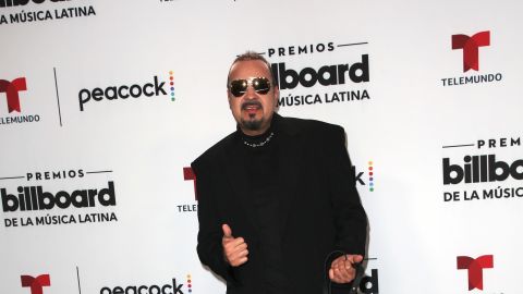 Pepe Aguilar posando