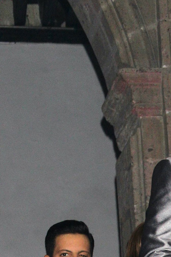 Fernando Colunga posando en un evento.