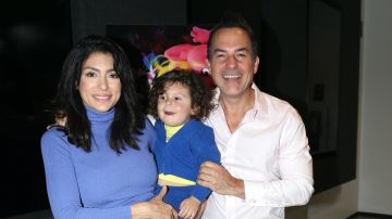 Carlos Calderón junto a su pareja Vanessa Lyon y su hijo León.