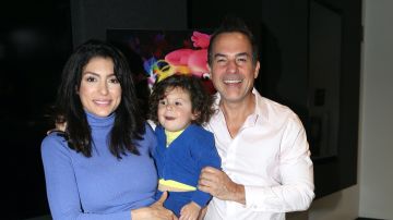 Carlos Calderón junto a Vanessa Lyon y su hijo.
