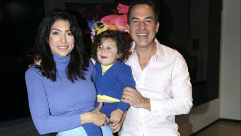 Carlos Calderón, Vanessa Lyon y su hijo decoraron el árbol sin ayuda de diseñadores expertos.