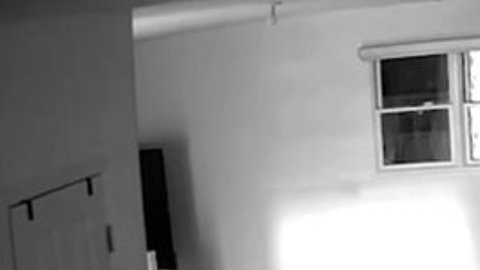 Robo en hogar de NYC captado por cámara de seguridad.