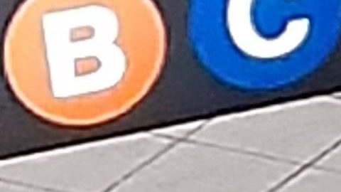 Agente NYPD en estación del Metro.