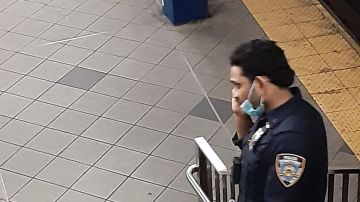 Agente NYPD en estación del Metro.
