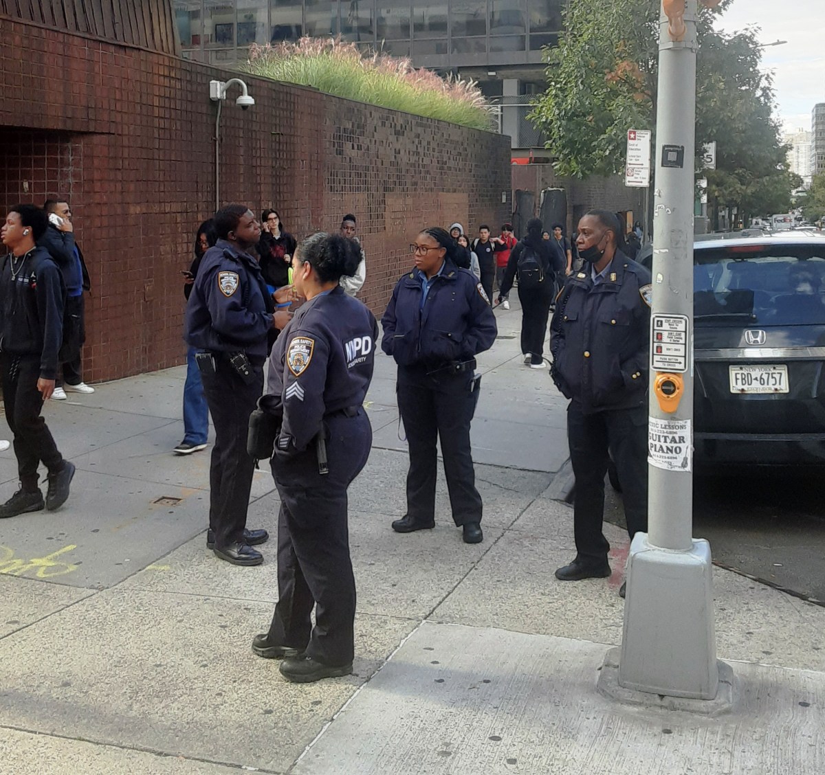 Alumno arrestado con arma en escuela de Nueva York era buscado por homicidio de hispano que dejó 3 huérfanos